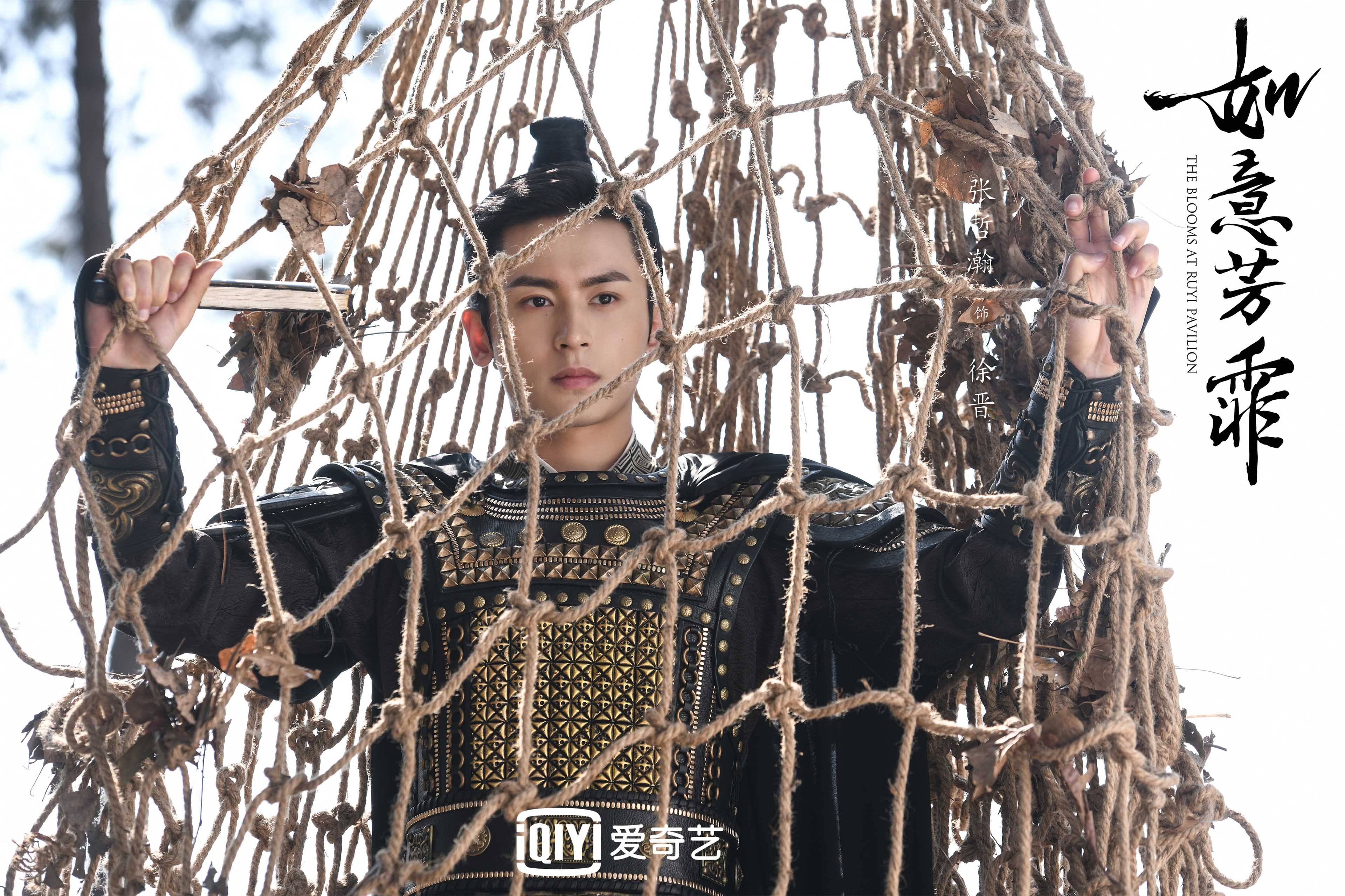 开云网站-年轻后卫如何挑战豪门稳定防线地位，十大年轻中后卫